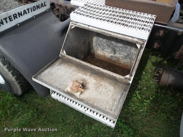 image for item DA7003 2005 International 9400i semi truck