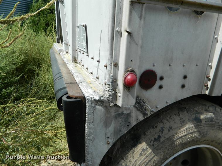 image for item DB1140 1976 Merritt L46-36-3 livestock trailer