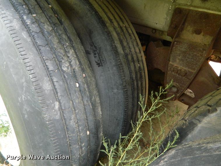 image for item DB1140 1976 Merritt L46-36-3 livestock trailer