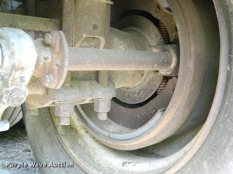 image for item DB1140 1976 Merritt L46-36-3 livestock trailer