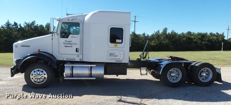 image for item DC3793 2005 Kenworth T800 semi truck