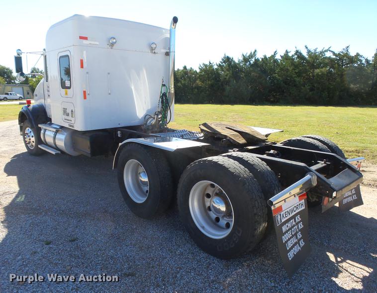 image for item DC3793 2005 Kenworth T800 semi truck