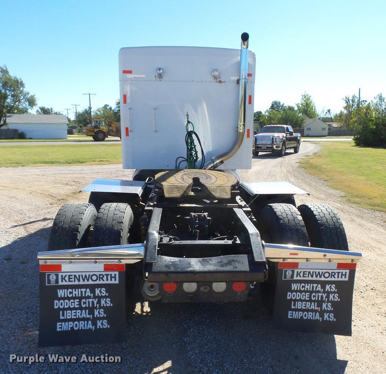image for item DC3793 2005 Kenworth T800 semi truck