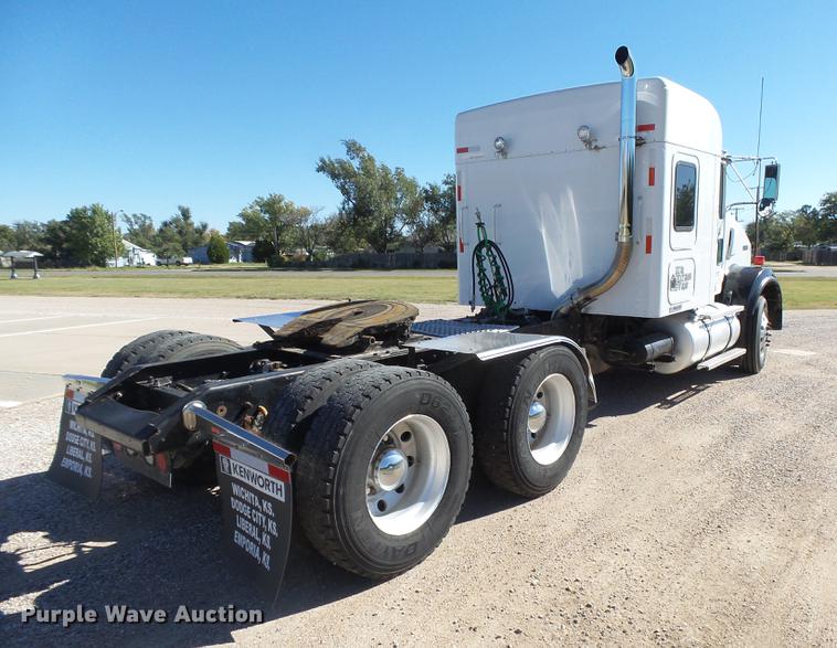 image for item DC3793 2005 Kenworth T800 semi truck