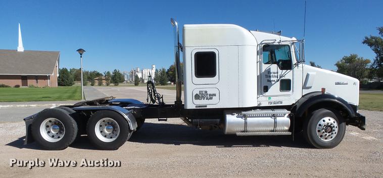 image for item DC3793 2005 Kenworth T800 semi truck