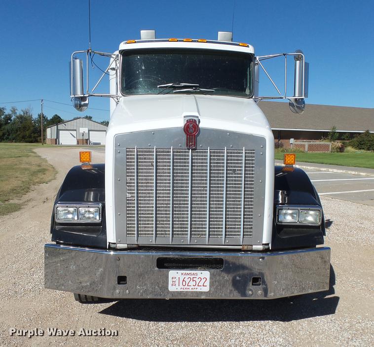 image for item DC3793 2005 Kenworth T800 semi truck