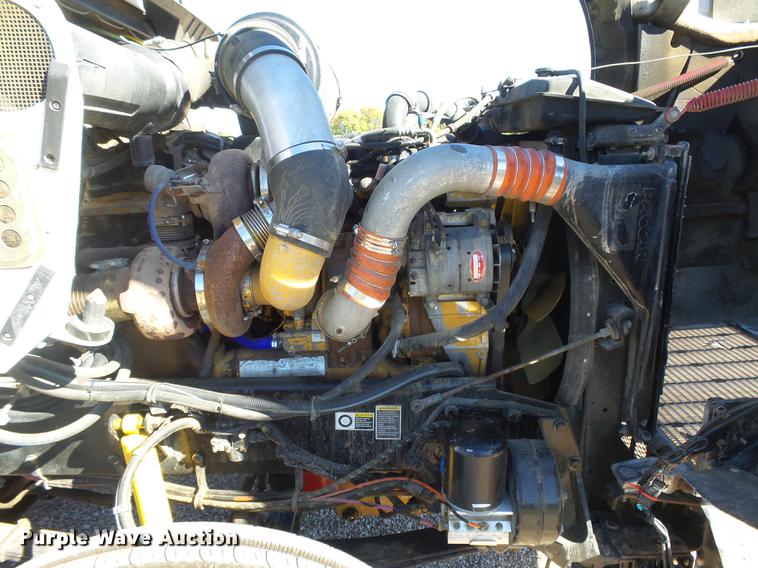 image for item DC3793 2005 Kenworth T800 semi truck