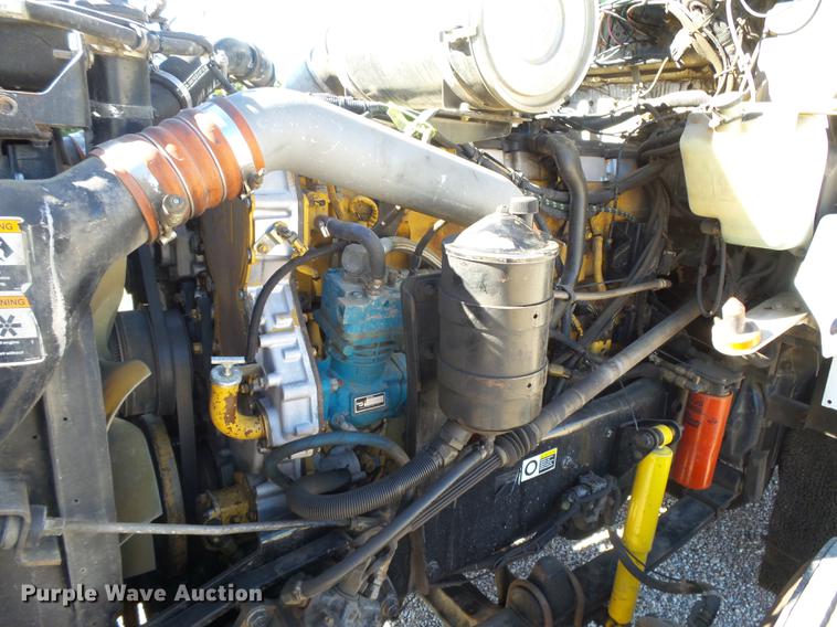 image for item DC3793 2005 Kenworth T800 semi truck