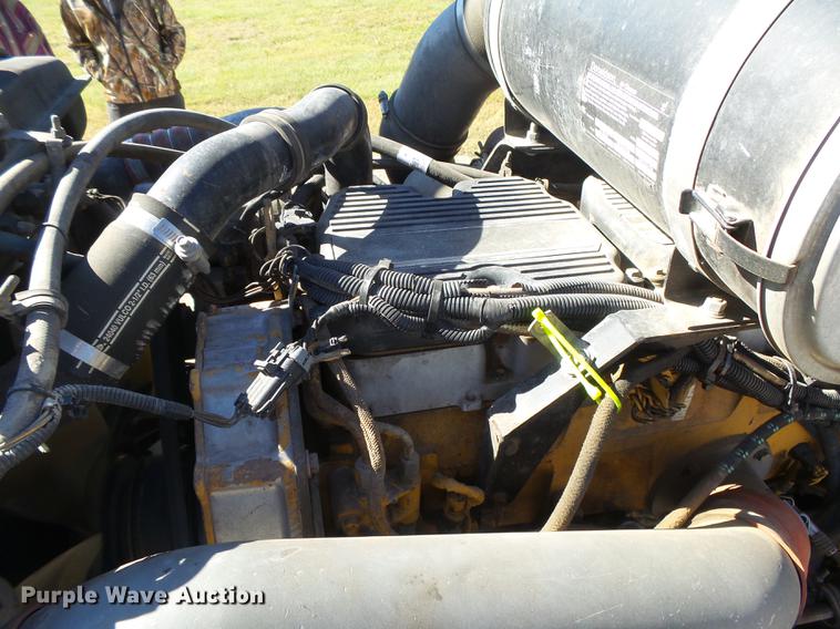 image for item DC3793 2005 Kenworth T800 semi truck