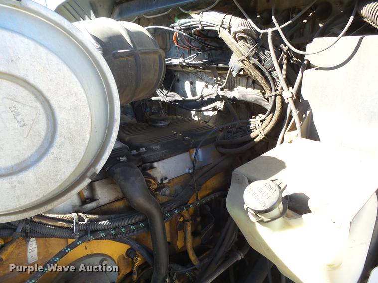 image for item DC3793 2005 Kenworth T800 semi truck