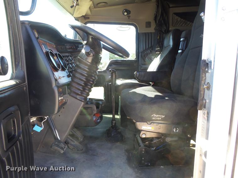 image for item DC3793 2005 Kenworth T800 semi truck