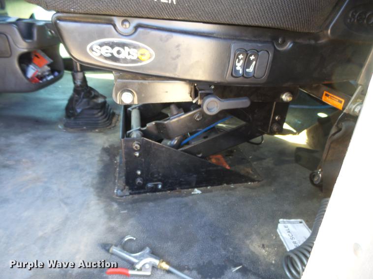 image for item DC3793 2005 Kenworth T800 semi truck