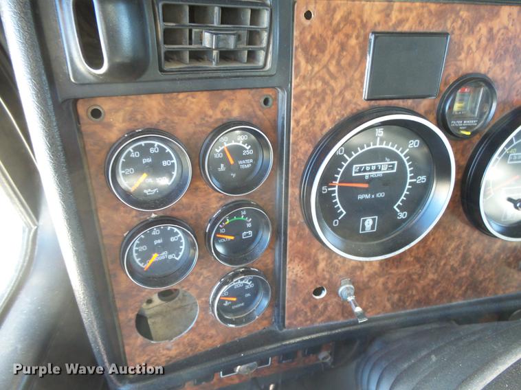 image for item DC3793 2005 Kenworth T800 semi truck