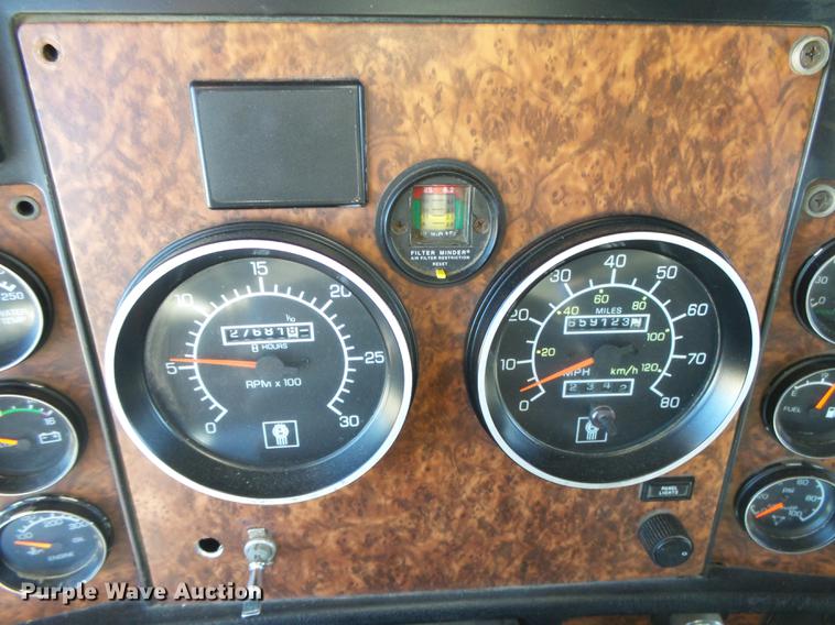 image for item DC3793 2005 Kenworth T800 semi truck