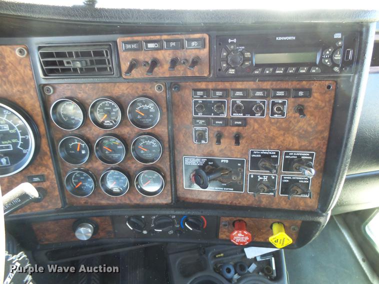 image for item DC3793 2005 Kenworth T800 semi truck