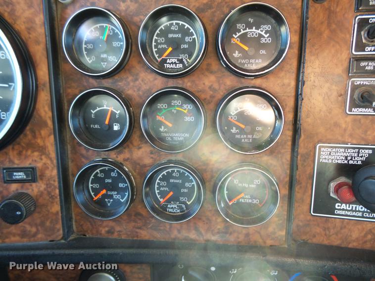 image for item DC3793 2005 Kenworth T800 semi truck