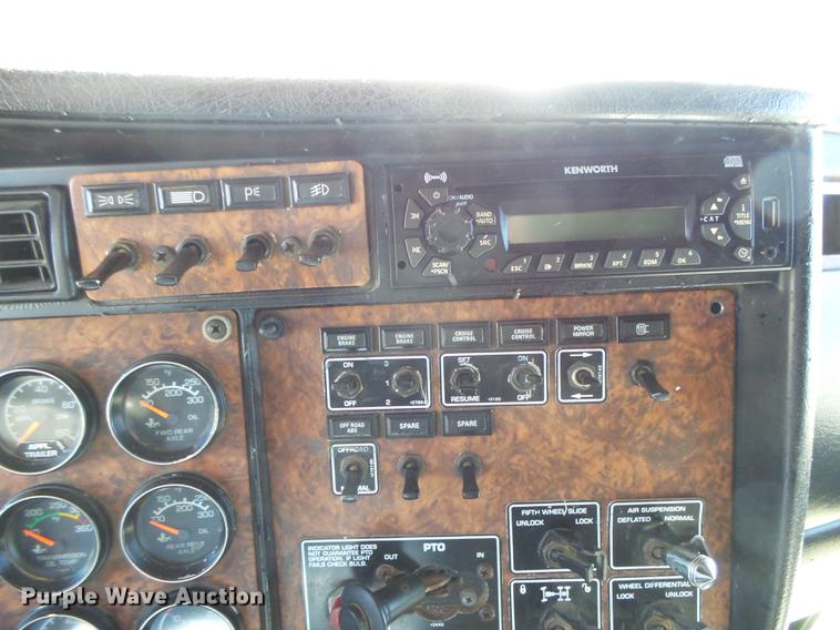 image for item DC3793 2005 Kenworth T800 semi truck