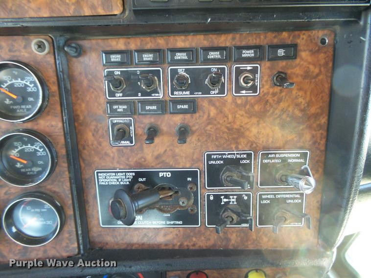 image for item DC3793 2005 Kenworth T800 semi truck