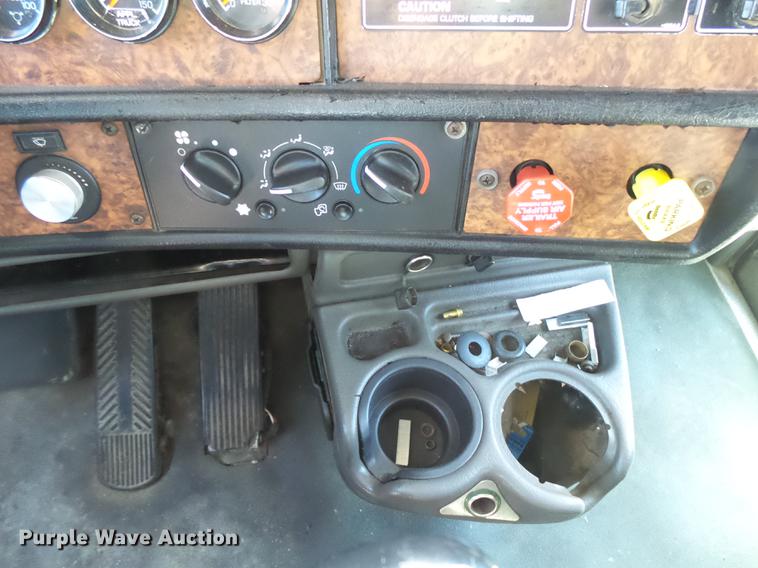 image for item DC3793 2005 Kenworth T800 semi truck