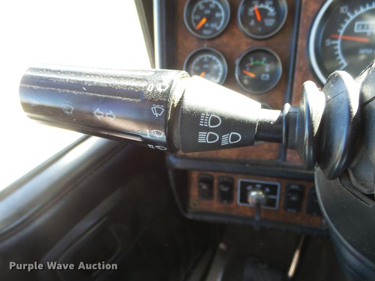 image for item DC3793 2005 Kenworth T800 semi truck