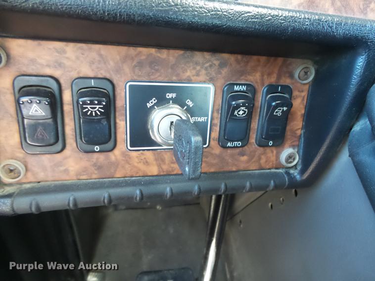 image for item DC3793 2005 Kenworth T800 semi truck