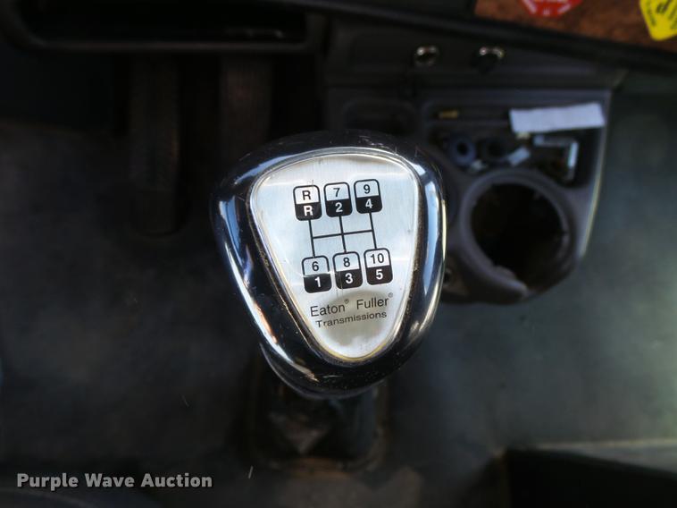 image for item DC3793 2005 Kenworth T800 semi truck