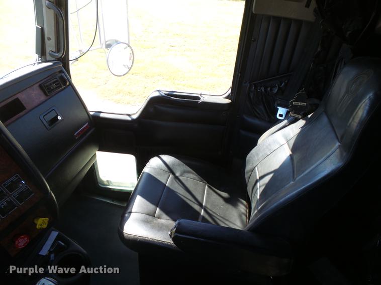 image for item DC3793 2005 Kenworth T800 semi truck
