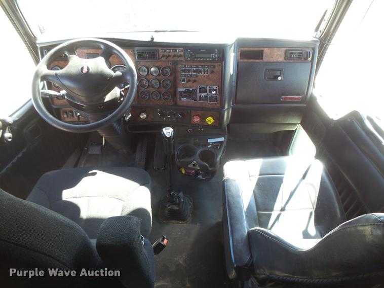 image for item DC3793 2005 Kenworth T800 semi truck