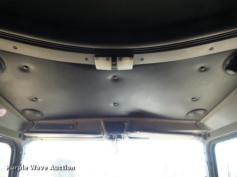 image for item DC3793 2005 Kenworth T800 semi truck