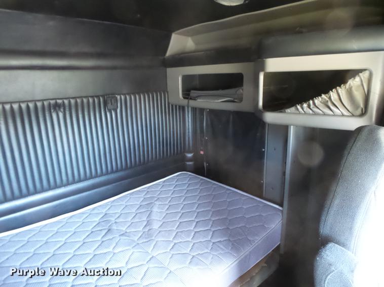 image for item DC3793 2005 Kenworth T800 semi truck