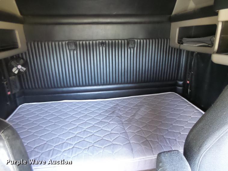 image for item DC3793 2005 Kenworth T800 semi truck