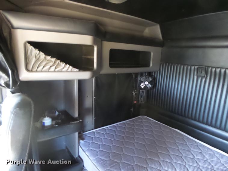 image for item DC3793 2005 Kenworth T800 semi truck