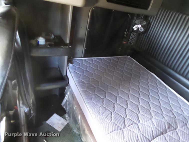 image for item DC3793 2005 Kenworth T800 semi truck