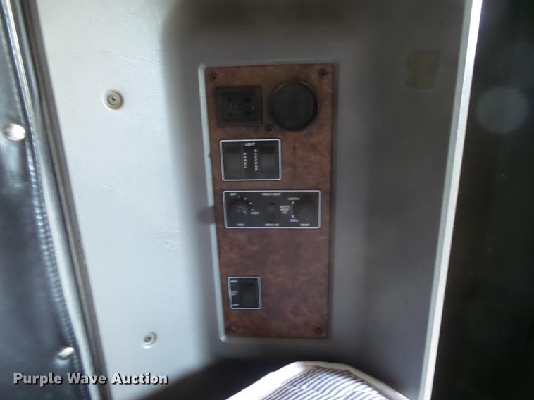 image for item DC3793 2005 Kenworth T800 semi truck