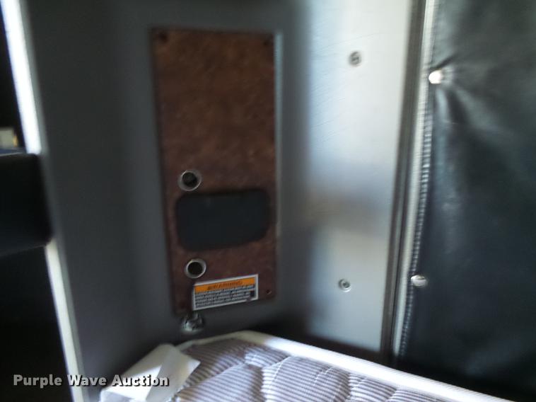 image for item DC3793 2005 Kenworth T800 semi truck