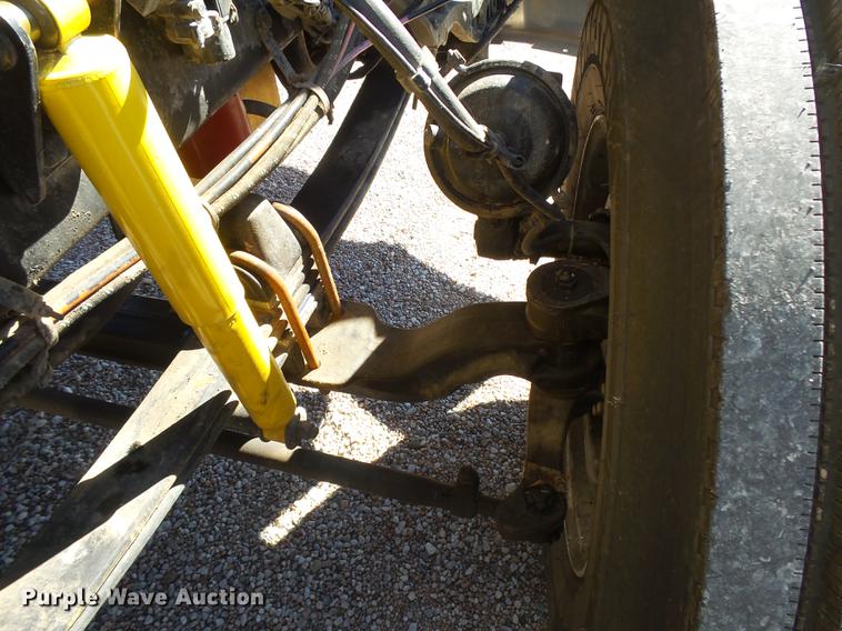 image for item DC3793 2005 Kenworth T800 semi truck