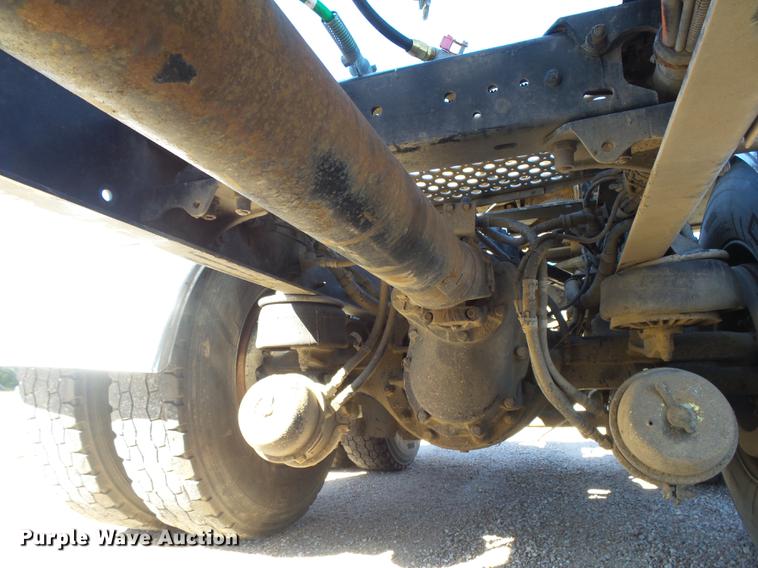 image for item DC3793 2005 Kenworth T800 semi truck