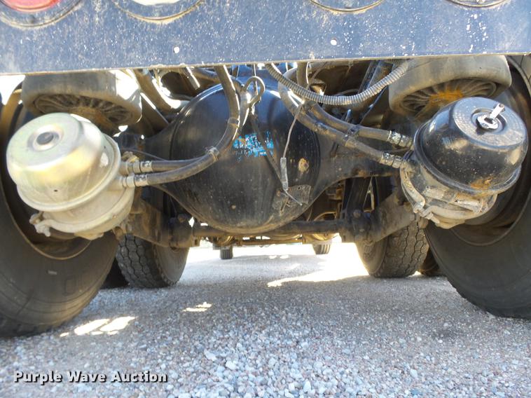 image for item DC3793 2005 Kenworth T800 semi truck