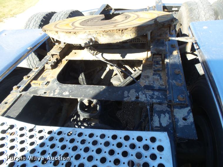 image for item DC3793 2005 Kenworth T800 semi truck