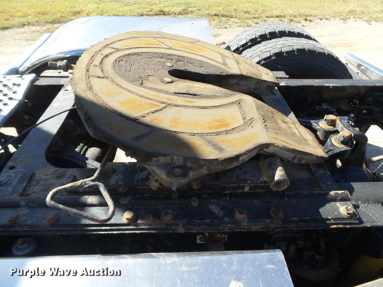 image for item DC3793 2005 Kenworth T800 semi truck