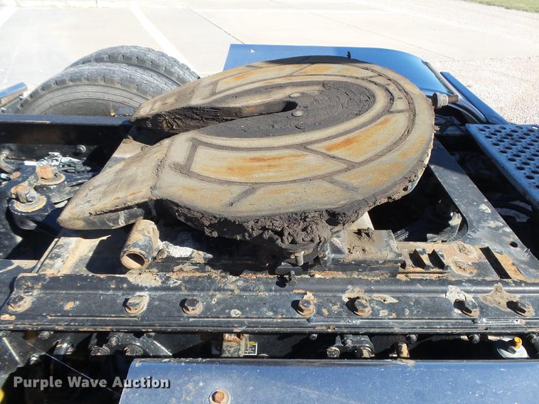 image for item DC3793 2005 Kenworth T800 semi truck