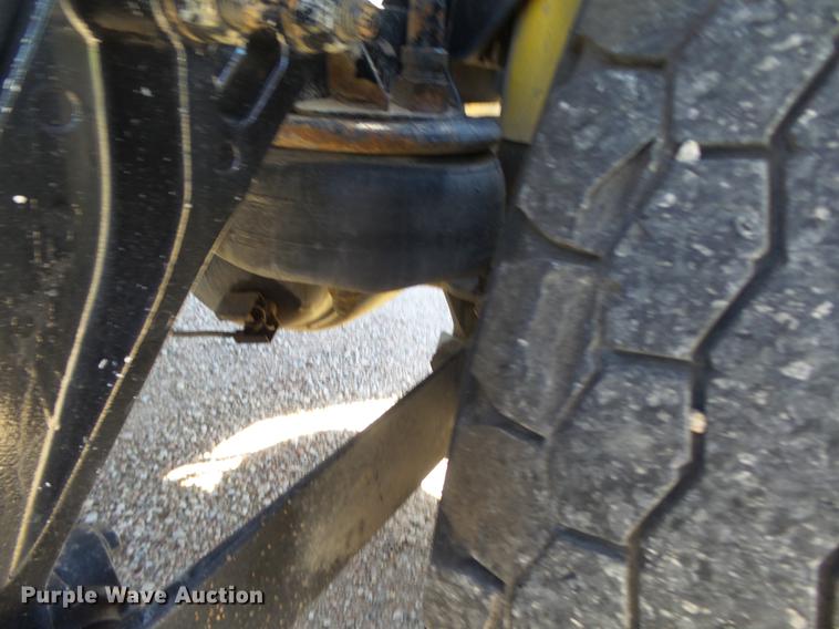 image for item DC3793 2005 Kenworth T800 semi truck