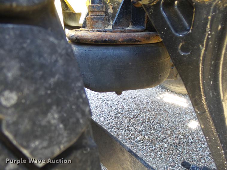 image for item DC3793 2005 Kenworth T800 semi truck