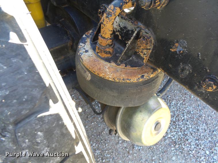 image for item DC3793 2005 Kenworth T800 semi truck