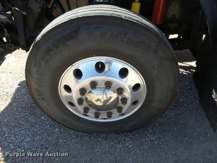 image for item DC3793 2005 Kenworth T800 semi truck