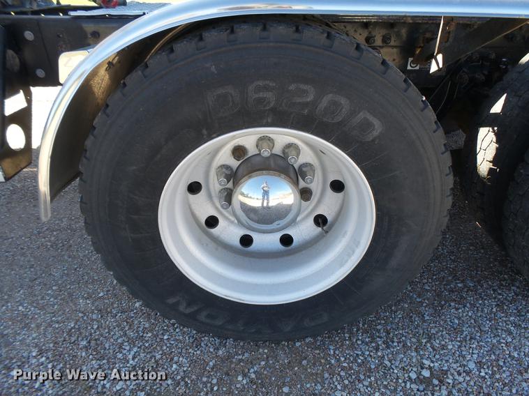 image for item DC3793 2005 Kenworth T800 semi truck