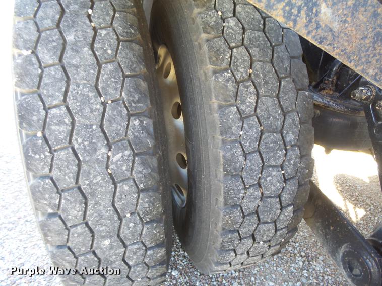 image for item DC3793 2005 Kenworth T800 semi truck