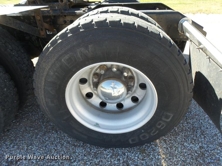 image for item DC3793 2005 Kenworth T800 semi truck