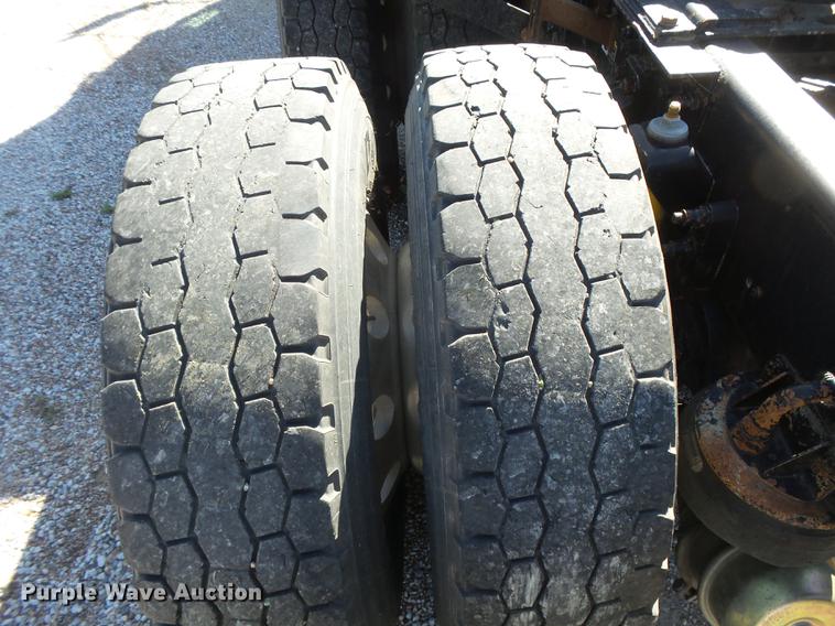 image for item DC3793 2005 Kenworth T800 semi truck