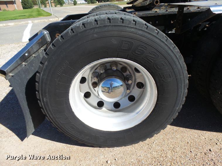 image for item DC3793 2005 Kenworth T800 semi truck